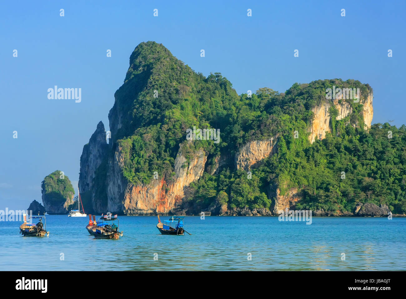 AO Loh Dalum Bay mit verankerten Longtail Boote auf Phi Phi Don Island, Provinz Krabi, Thailand. Koh Phi Phi Don ist Teil eines marine National Park. Stockfoto