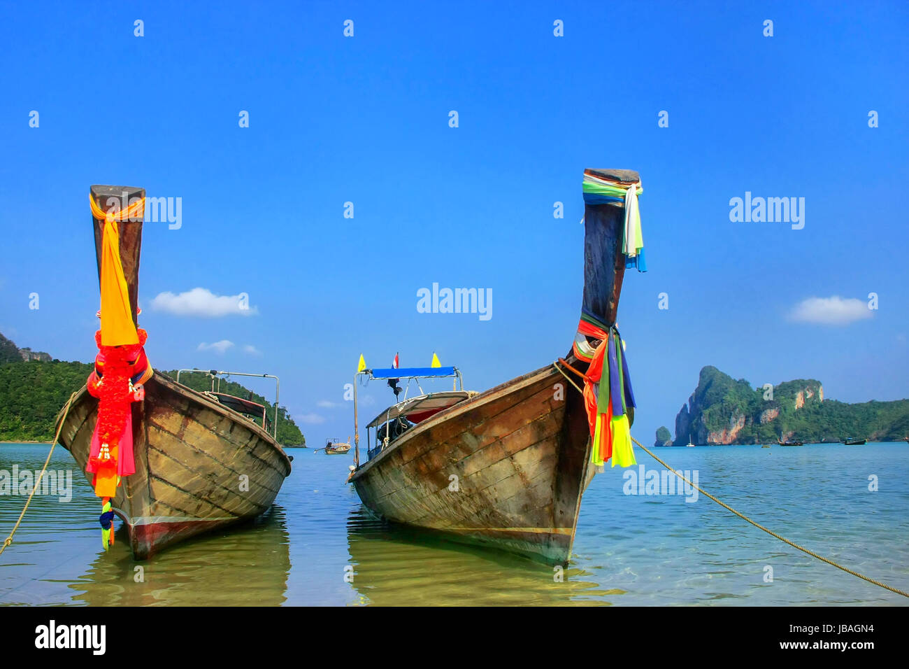 Longtail-Boote ankerten an Ao Loh Dalum Strand auf Phi Phi Don Island, Provinz Krabi, Thailand. Koh Phi Phi Don ist Teil eines marine National Park. Stockfoto