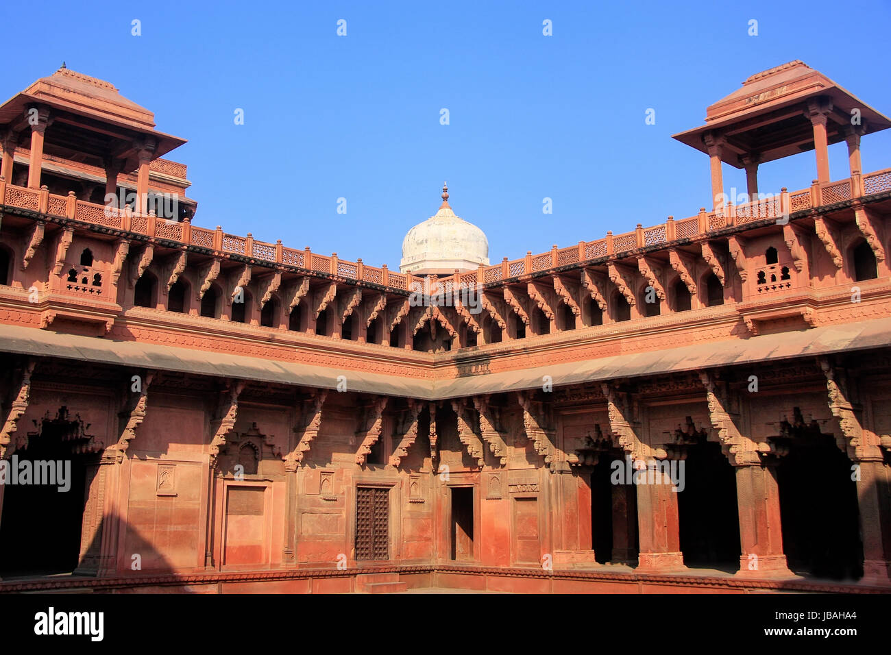 Innenhof des Jahangiri Mahal in Agra Fort, Uttar Pradesh, Indien. Das Fort wurde in erster Linie als eine militärische Struktur gebaut, aber wurde später ein Upgrade auf ein Kumpel Stockfoto