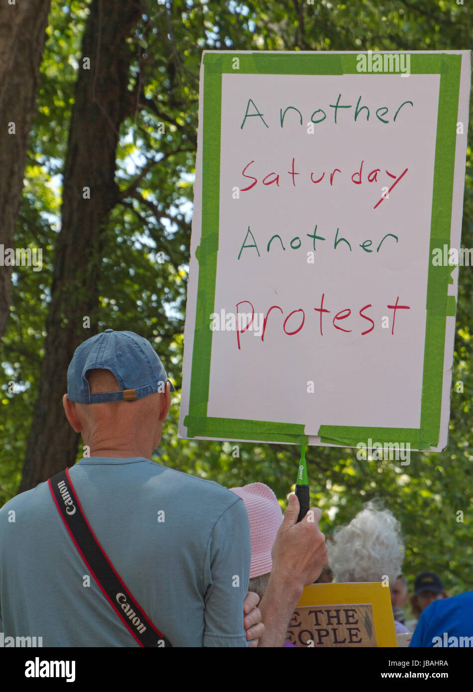 Asheville, North Carolina, USA - 3. Juni 2017: Ein Mann hält eine humorvolle politischen Schild mit der Aufschrift "Anderen Samstag, ein weiterer Protest" Durina ein Marsch für Tru Stockfoto