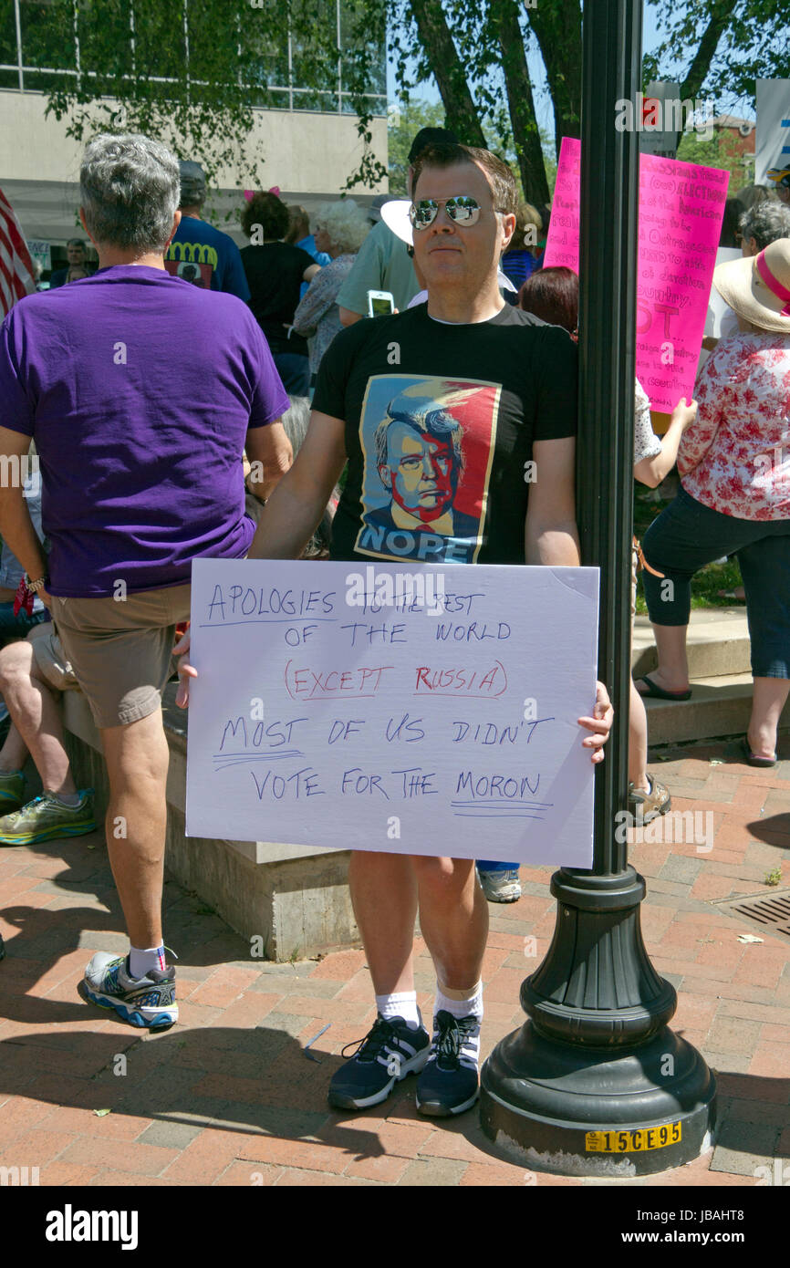 Asheville, North Carolina, USA - 3. Juni 2017: Menge an eine amerikanische "März For Truth" hält politische Rallyeschilder, darunter eine entschuldigen, wo Stockfoto