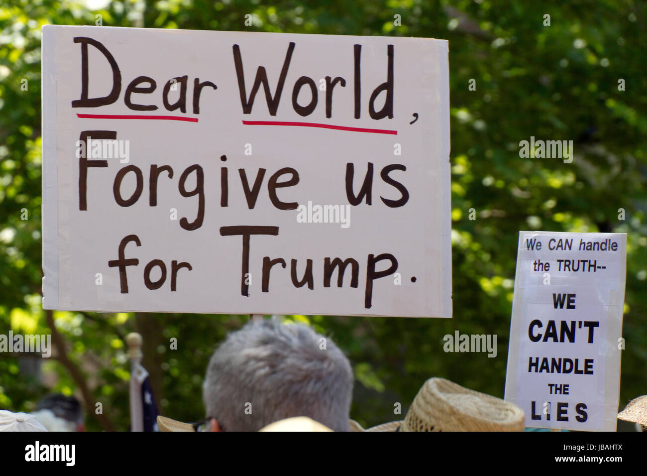 Asheville, North Carolina, USA - 3. Juni 2017: Nahaufnahme von Menschen halten politische Zeichen an ein Sprichwort "März For Truth" Rallye "Liebe Welt, verzeihen Sie uns Stockfoto