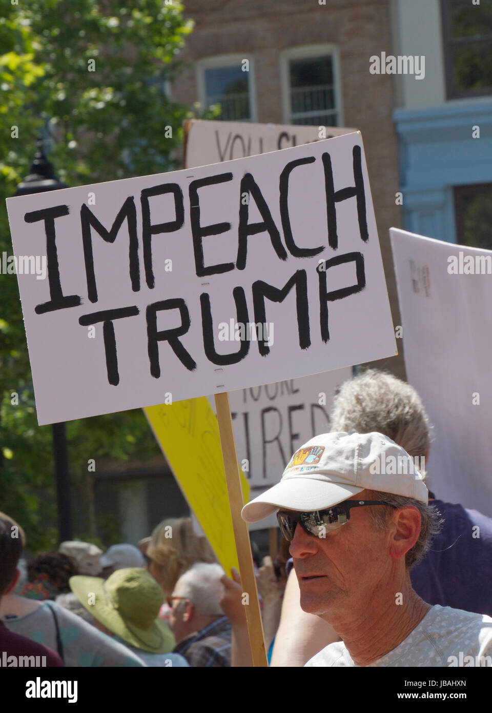 Asheville, North Carolina, USA - 3. Juni 2017: Ein Mann hält ein politischen Zeichen bei einer Asheville "Marsch für Wahrheit" Rallye sagen "Impeach Trump" am 3. Juni, Stockfoto