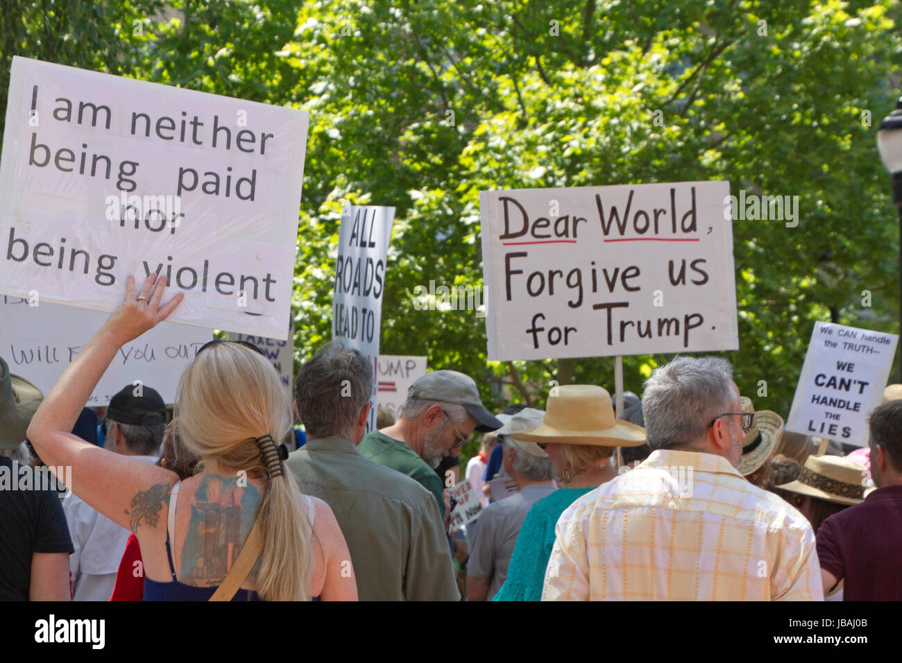 Asheville, North Carolina, USA - 3. Juni 2017: Nahaufnahme von einer Schar von politischen Demonstranten mit Schildern auf eine friedliche "März For Truth"-Rallye mit einem Stockfoto