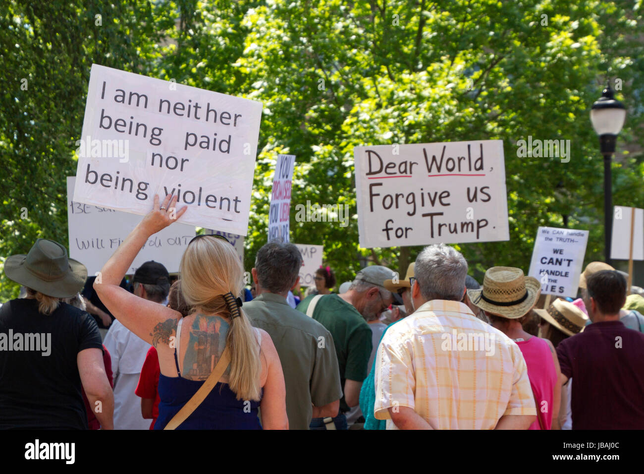 Asheville, North Carolina, USA - 3. Juni 2017: Nahaufnahme von einer Schar von politischen Demonstranten mit Schildern auf eine friedliche "März For Truth"-Rallye mit einem Stockfoto