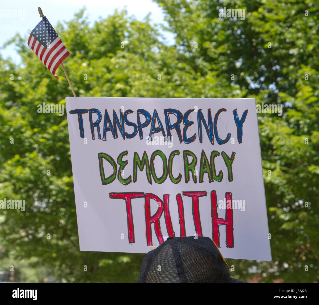 Asheville, North Carolina, USA - 3. Juni 2017: Nahaufnahme einer amerikanischen Flagge und politisches Signal an ein Sprichwort "März For Truth" Rallye "Transparenz, Demo Stockfoto