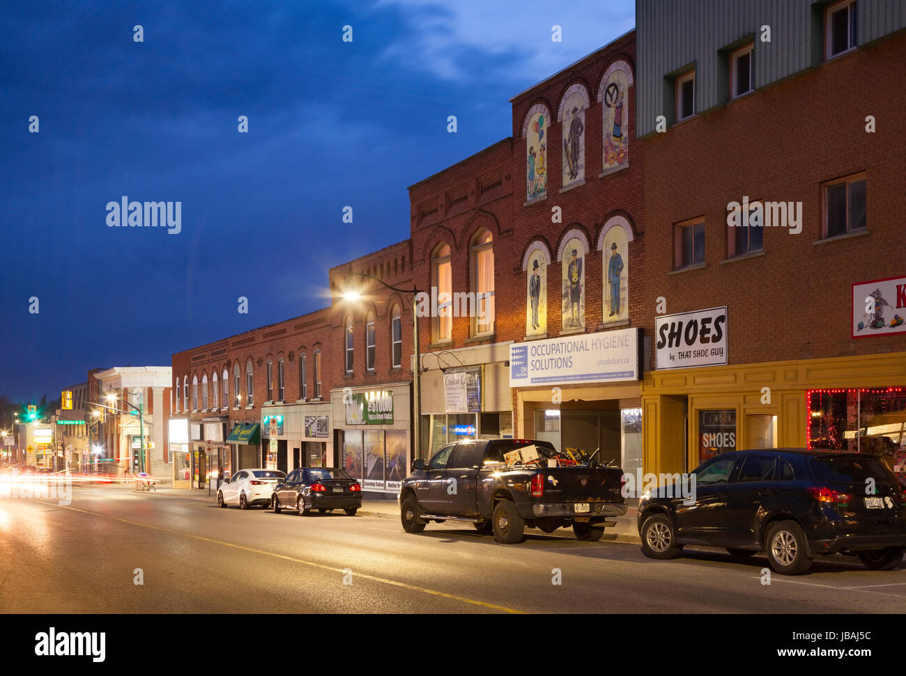 Historische Gebäude in der Innenstadt von Ingersoll, Oxford County, Ontario, Kanada in der Abenddämmerung. Stockfoto