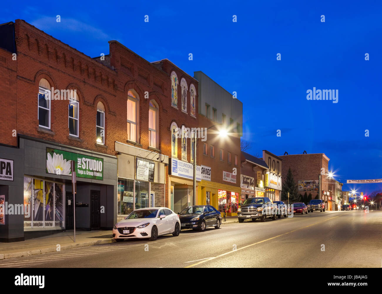 Historische Gebäude in der Innenstadt von Ingersoll, Oxford County, Ontario, Kanada in der Abenddämmerung. Stockfoto