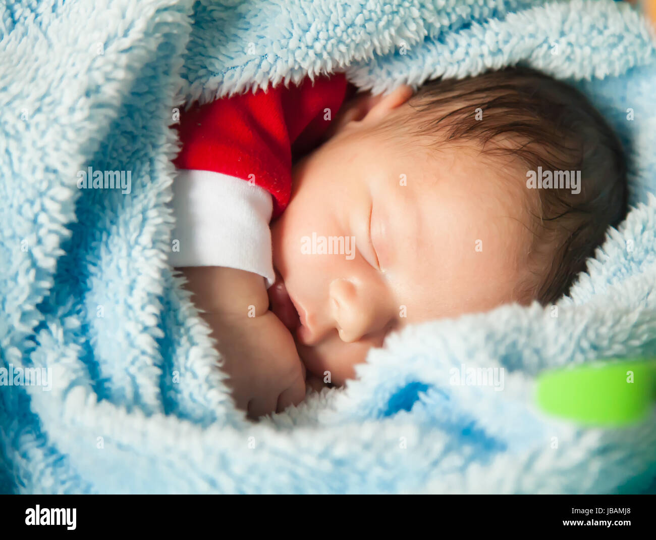 Neugeborenes Babyjungen schlafen friedlich zu Hause. Stockfoto