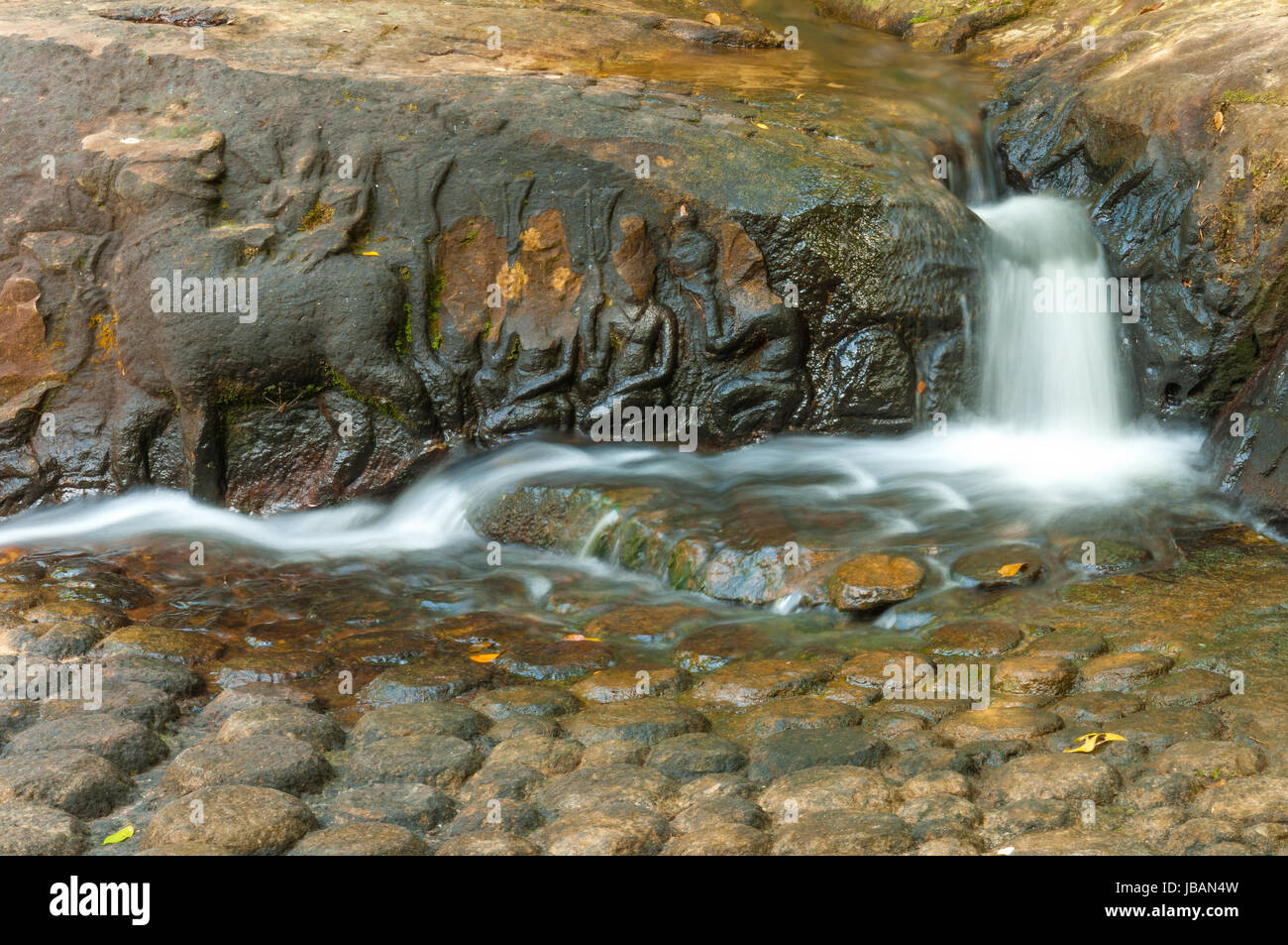 Lange Exposition von Kbal Spean im Dschungel von Angkor, dem Fluss der Tausend Lingas, einem natürlichen Felsen Brücke mit phallische Symbole, Siem Reap, Kambodscha. Stockfoto