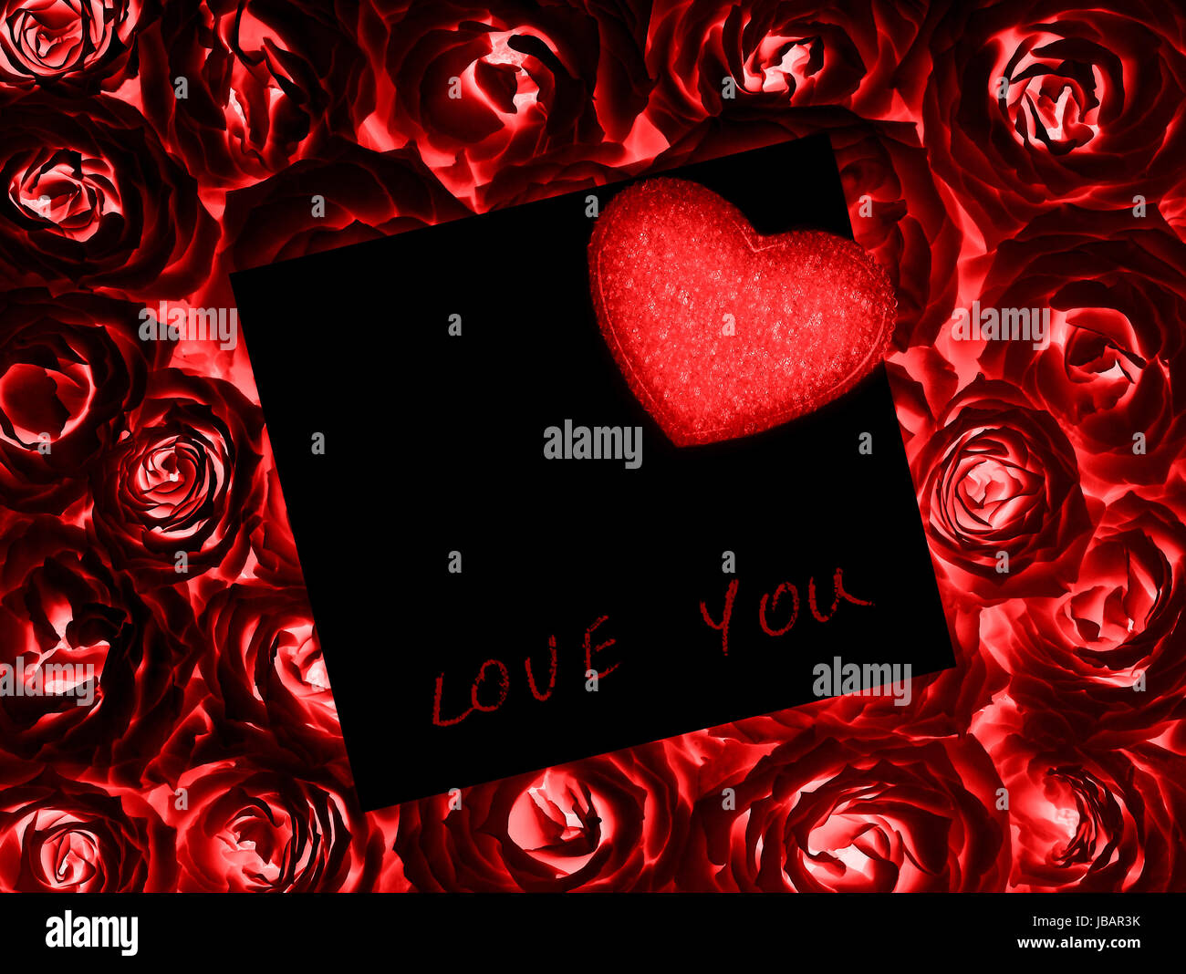 Schöne rote Rosen mit schwarzen Geschenk Karte & Herz Dekor, romantisches  Geschenk, Valentinstag, Liebe, Romantik und Leidenschaft Konzept  Stockfotografie - Alamy