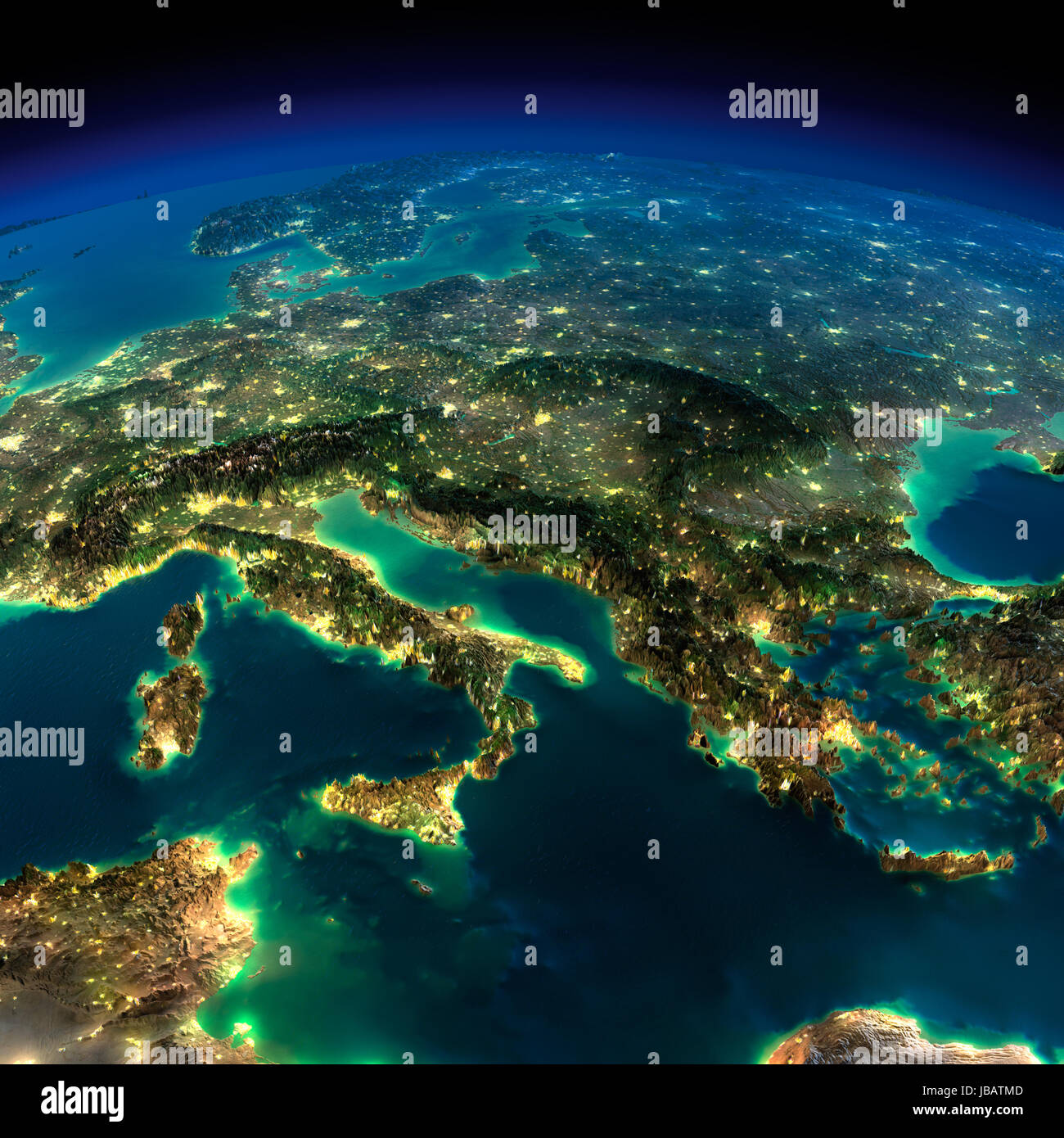 Hoch detaillierte Erde, bei Mondschein beleuchtet. Das Leuchten der Städte wirft Licht auf die detaillierte übertriebene Terrain. Ein Stück Europa - Italien und Griechenland. Elemente dieses Bildes, eingerichtet von der NASA Stockfoto