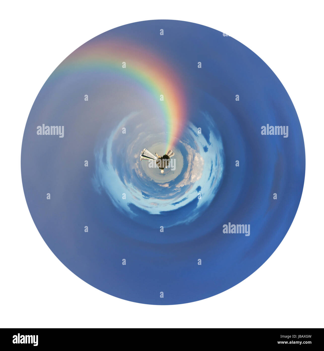 kleine Planeten - sphärischen Panorama der urban Planet und Regenbogen in blauen Himmel isoliert auf weißem Hintergrund Stockfoto