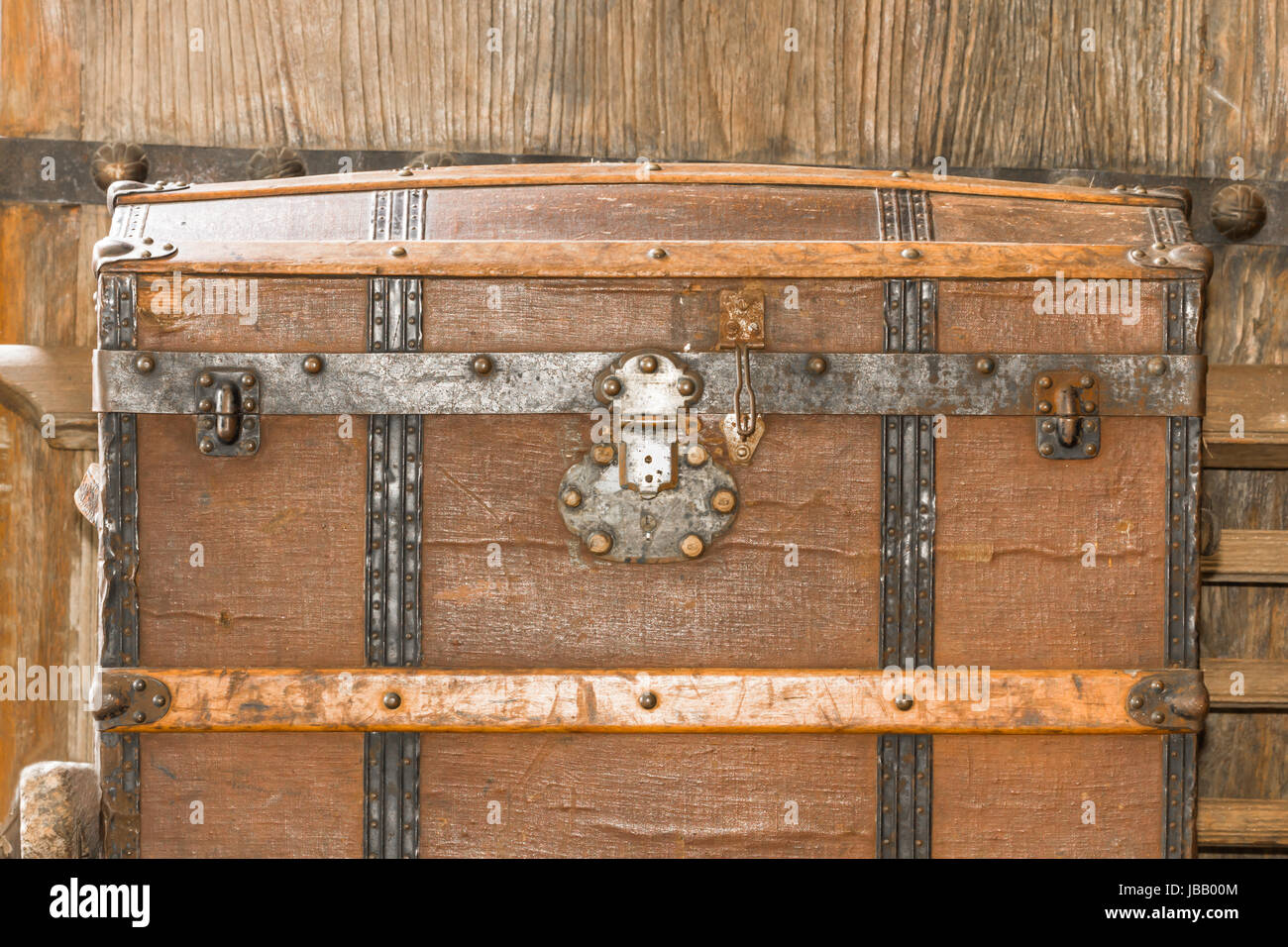 Detail des Schlosses eine alte Truhe aus Metall. Stockfoto