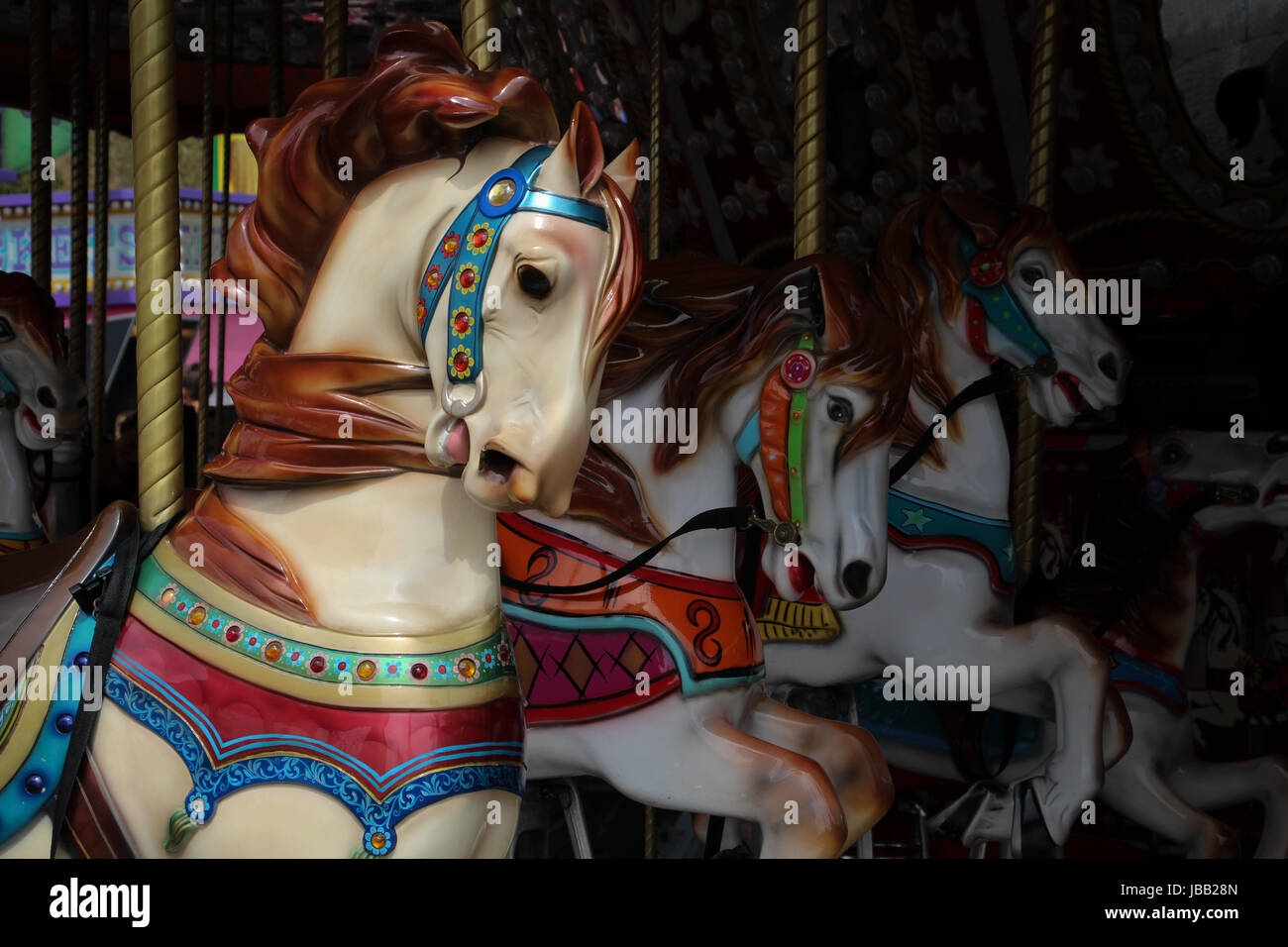 Nahaufnahme eines bunte, dramatische cremefarbenen Pferdes mit einer rötlichen Mähne auf einem Kinderkarussell an einem State Fair. Stockfoto