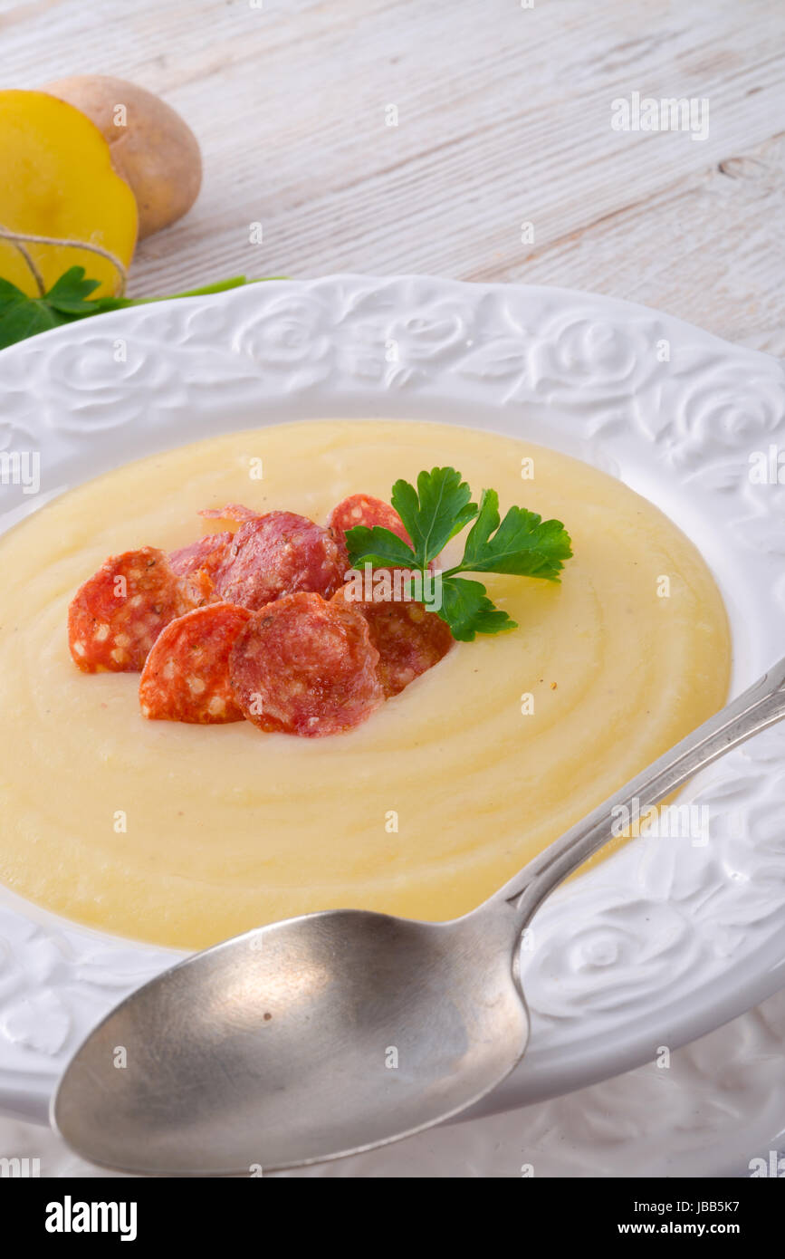 Kartoffel-Creme-Suppe mit Chorizo und Knoblauch Stockfotografie - Alamy