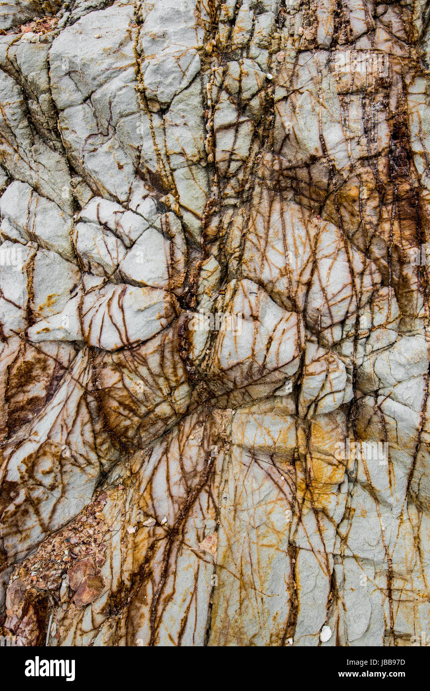 Detaillierten Texturen und Muster einer Klippe am Strand in Thailand Stockfoto