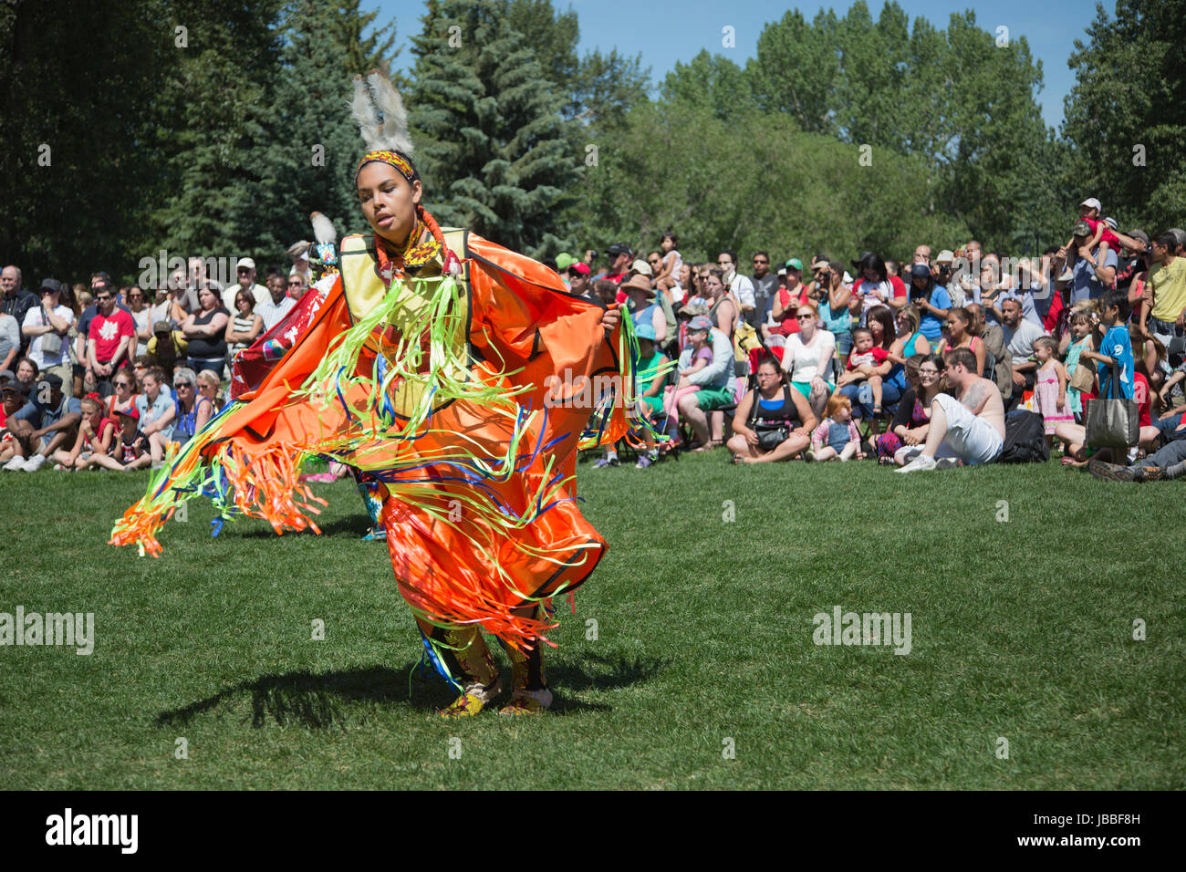 Eine Frau tanzt im First Nations Powwow für die Menge am Canada Day auf Prince's Island in Calgary Stockfoto