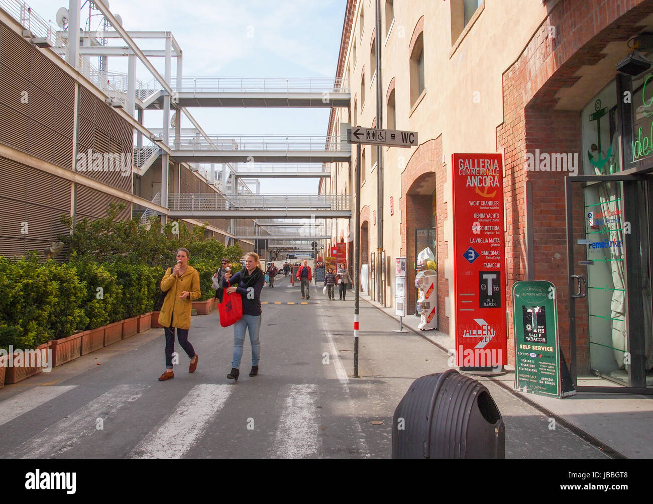 Genua, Italien - 16. März 2014: Touristen, die das Porto Antico alte Hafen Dock neu gestaltet vom Architekten Renzo Piano Stockfoto
