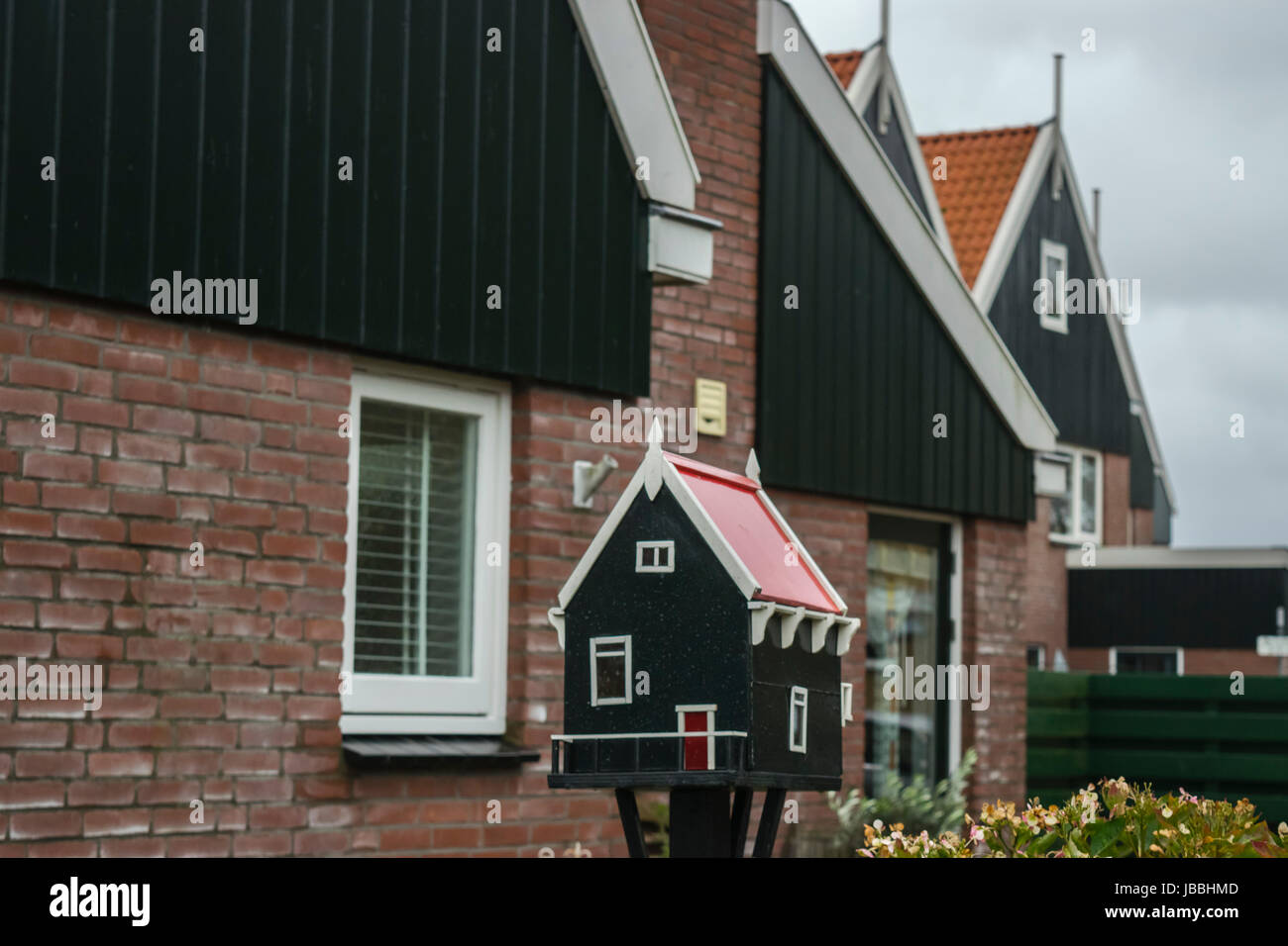 Niedliche kleine Mailbox wie richtiges Haus in Holland Stadt Stockfoto