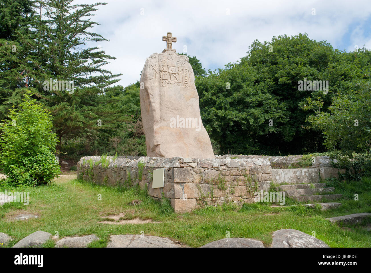 der Menhir von Saint-Uzec in der Bretagne, Frankreich Stockfoto