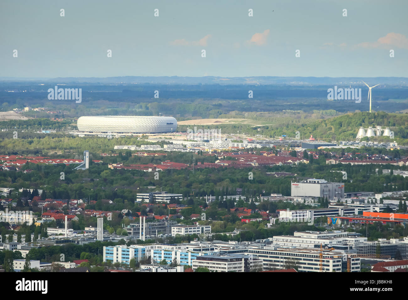 München, Deutschland - 6. Mai 2017: Luftaufnahme des Münchner Stadtbild vom Olympiaturm mit Allianz Arena im Hintergrund in Bayern, Deutschland. Stockfoto