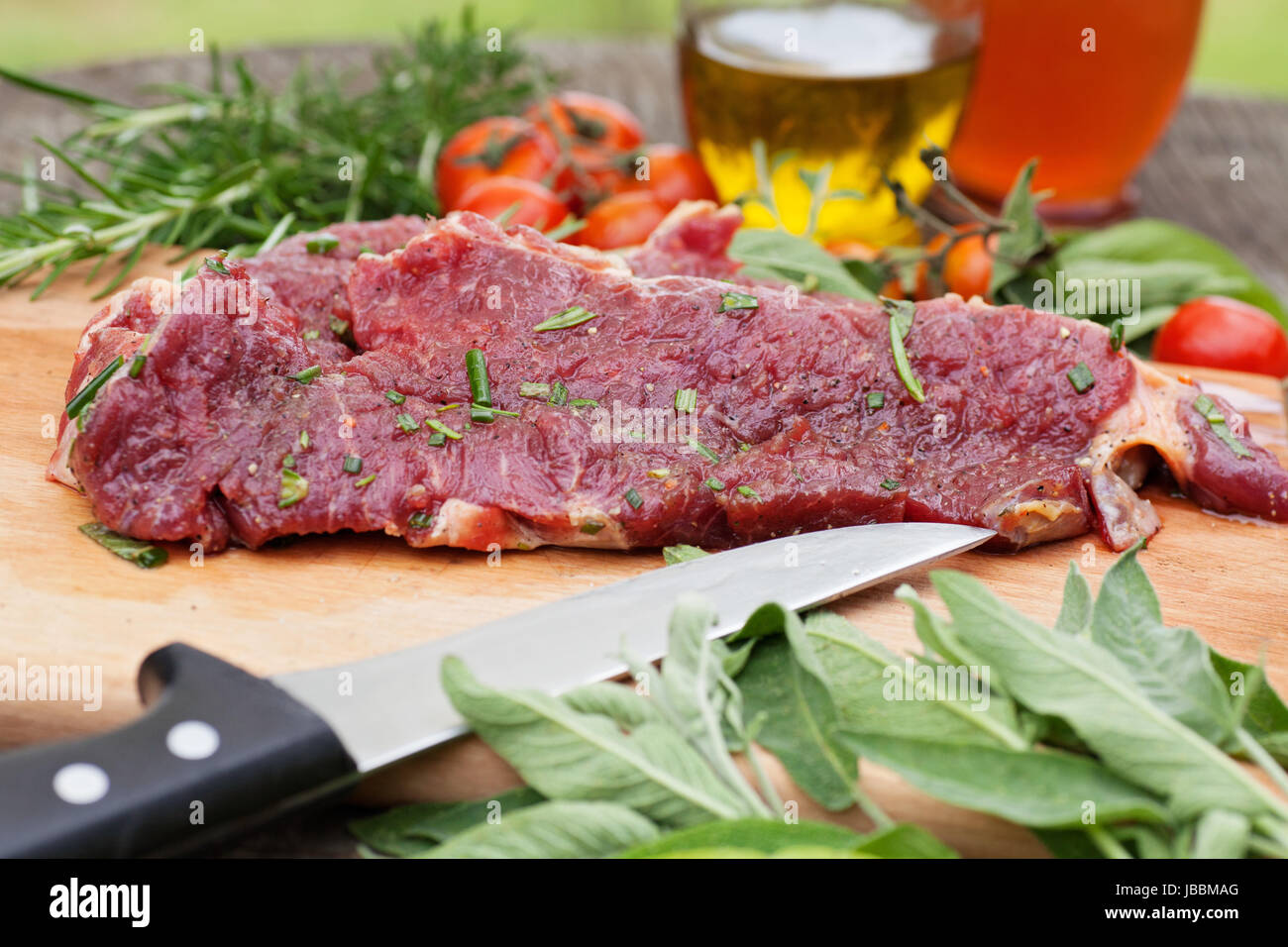 Kochen Zutaten: mariniertes Fleisch, Öl, Essig, Kräutern und Gemüse Stockfoto