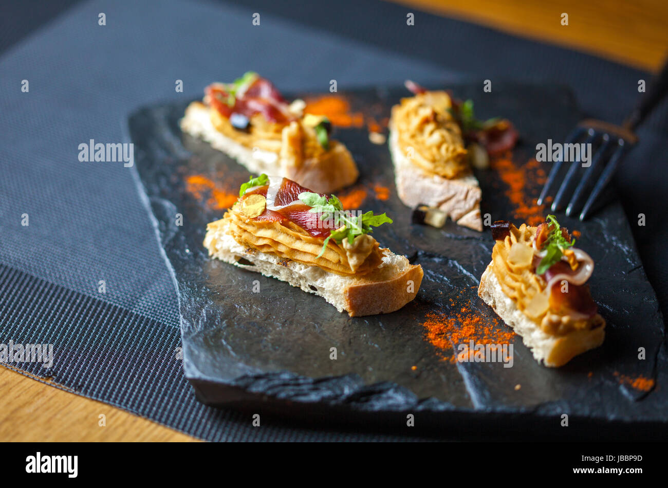 Mini-Sandwiches mit Pastete im Restaurant. Restaurant-Food-Konzept. Stockfoto