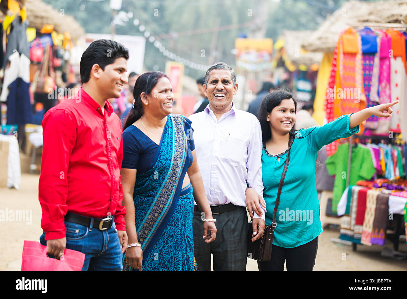 Glückliche Familie Eltern mit Tochter und Sohn etwas Verweisen, Markt in Suraj Kund Stockfoto