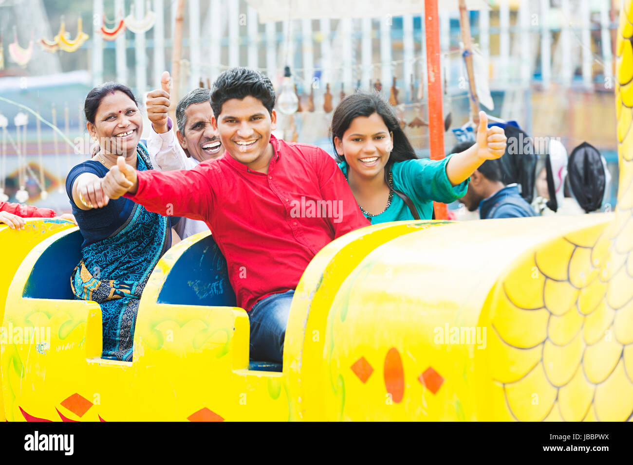 Gerne indische Familie Eltern mit Tochter und Sohn zeigen Daumen nach oben Mela im Suraj Kund Stockfoto