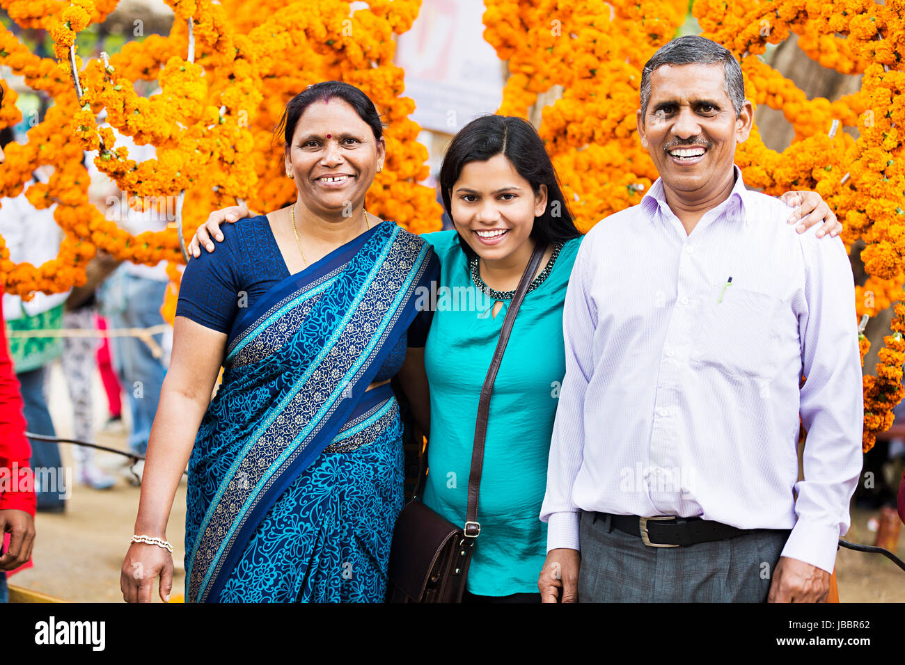 Happy indischen Eltern und Tochter stehen Messe in Suraj Kund Wochenende Urlaub Stockfoto