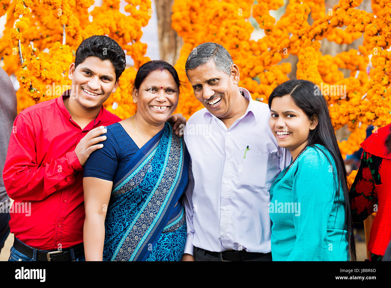 Gerne indische Familie Eltern mit Sohn und Tochter stehen auf Mela im Suraj Kund Urlaub Stockfoto