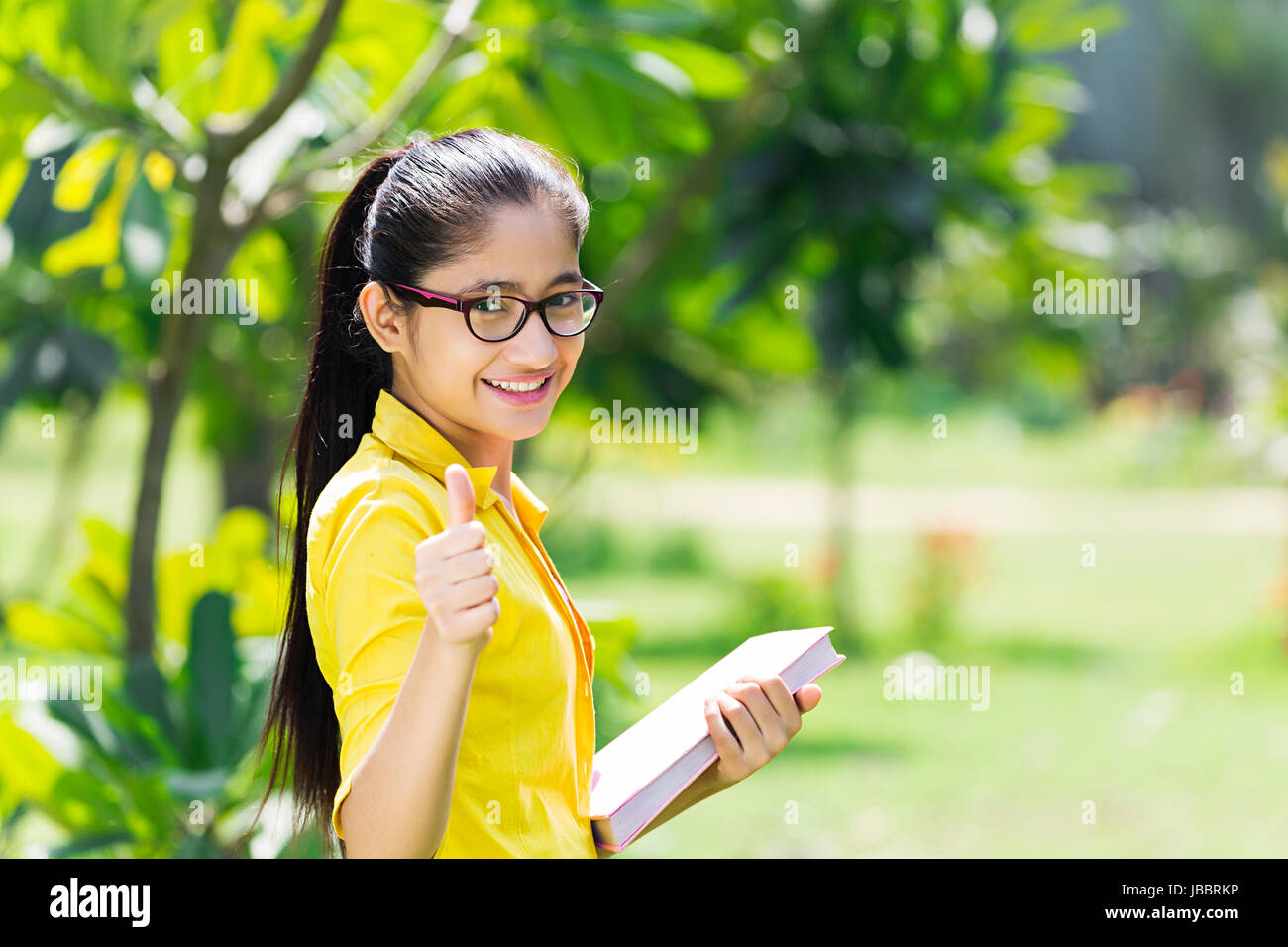Happy 1 indische Mädchen Student zeigt Thumbsup in Park Stockfoto