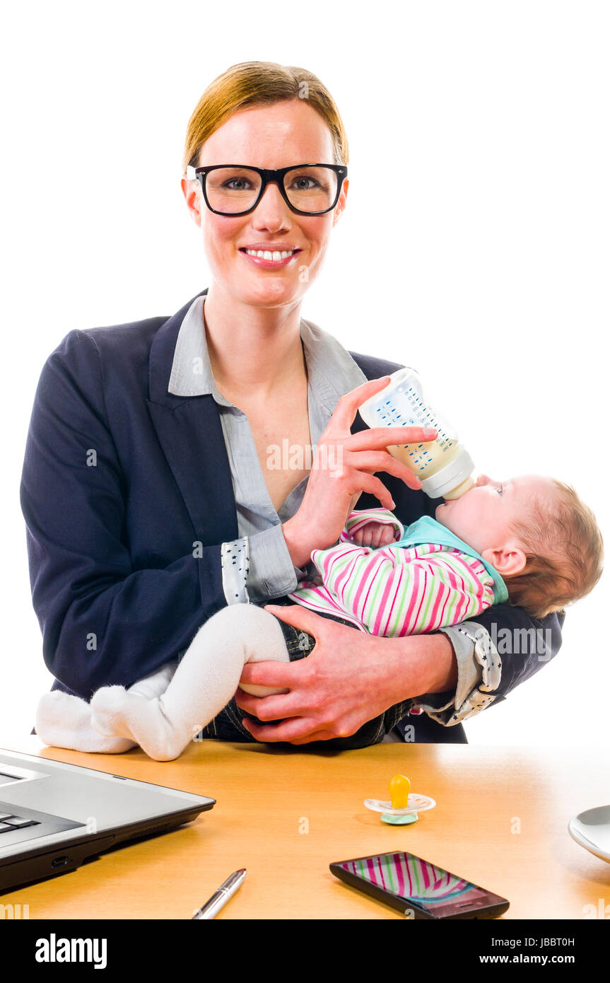 Adult Business-Frau trägt eine Kostüm und versorgt ihre neugeborene Tochter im Büro, isoliert auf einem weißen Hintergrund. Stockfoto