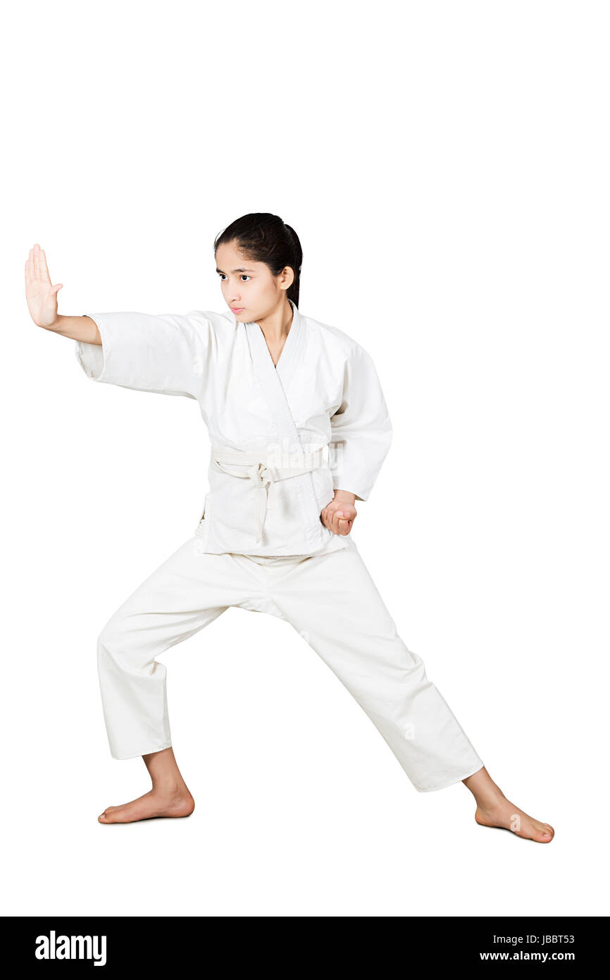 Ein indischer Karate mädchen judo training Pose auf weißem Hintergrund Stockfoto