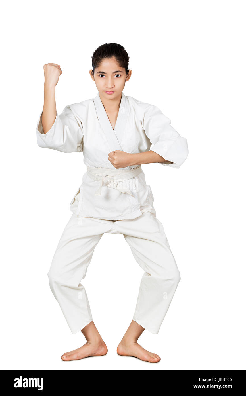 Karate Mädchen im Kimono im Studio posieren. Sport, Kampfsport über  isoliert Stockfotografie - Alamy