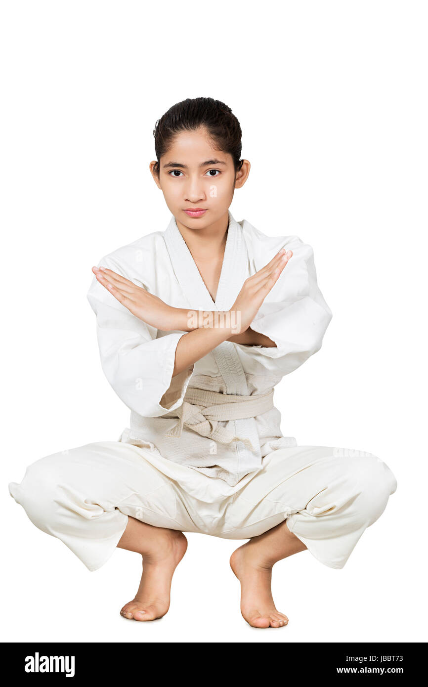 Haltung ein indischer Junge Mädchen tun Karate Kampfkunst auf weißem Hintergrund posiert Stockfoto