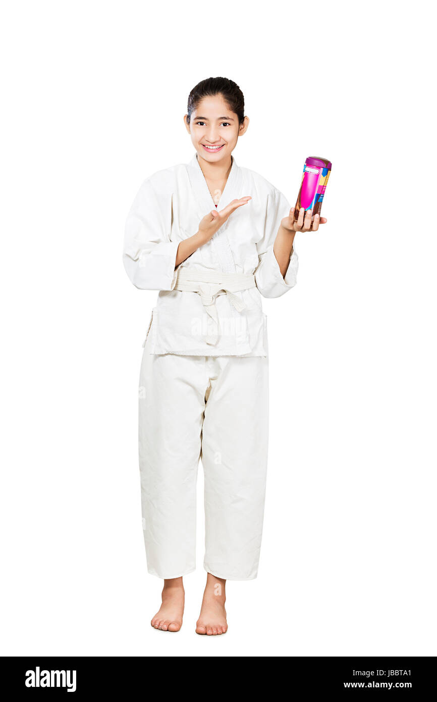 1 indischer Jugendlicher mädchen judo Karate Mädchen zeigen Gesundheit protein Gestik der Hand Stockfoto