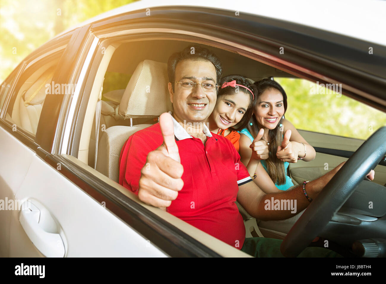 3 Personen Banking und Finance auto Tochter fahren Reise Kredit Eltern zeigen Daumen hoch Stockfoto