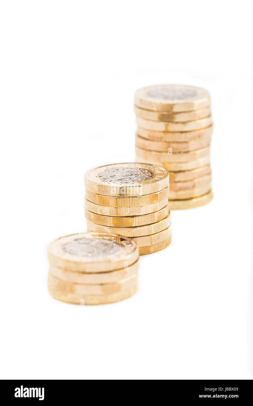 Britische ein Pfund-Münzen auf weißem Hintergrund Stockfoto