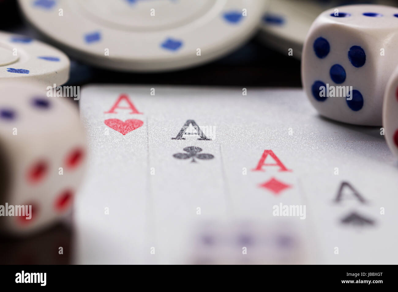 Poker Karte mit Dice Casino Poker Ace Spiel spielen Gewinnen Stockfoto