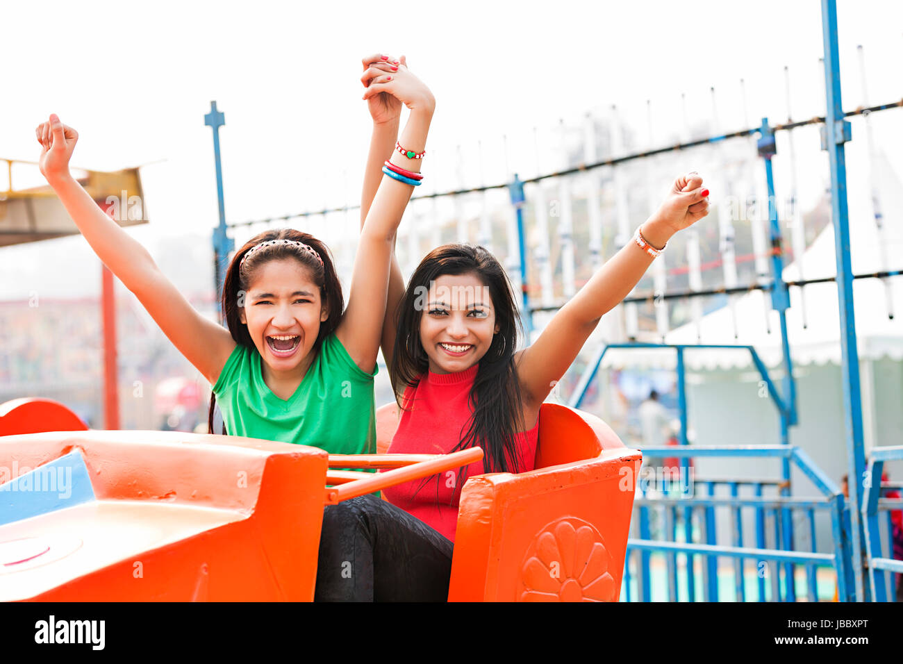 2 Teenager Mädchen Freund fahren Spaß fröhliche Messe Wochenende Tätigkeiten Stockfoto