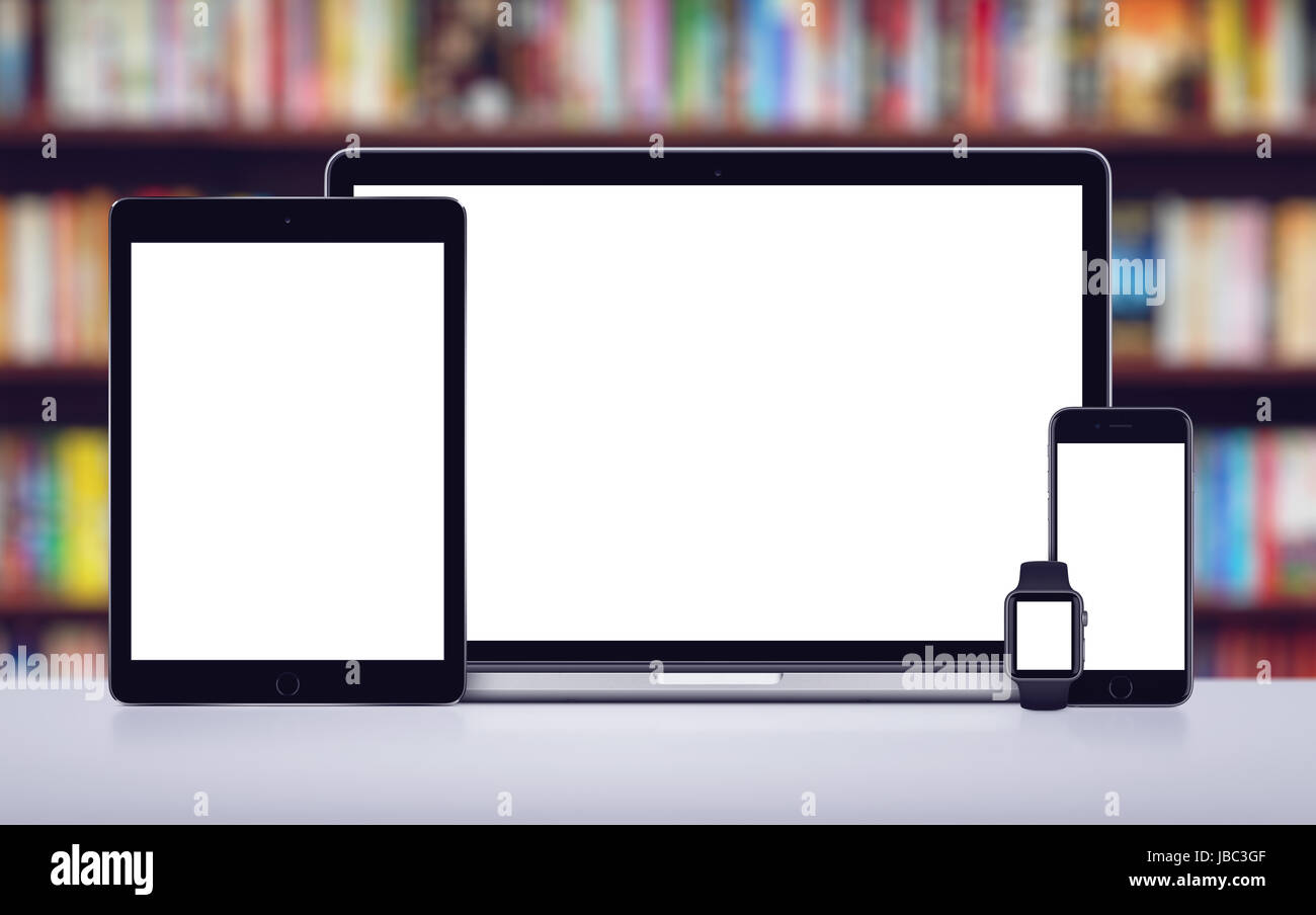 Laptop Tablet pc Smartphone und Smartwatch auf das Büro Schreibtisch reagieren mockup Stockfoto