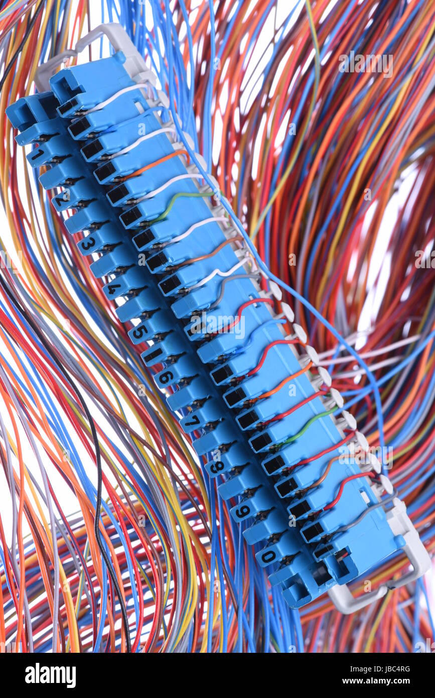 Telekommunikationsausrüstung, Hauptverteiler mit Kabeln, Nahaufnahme Stockfoto
