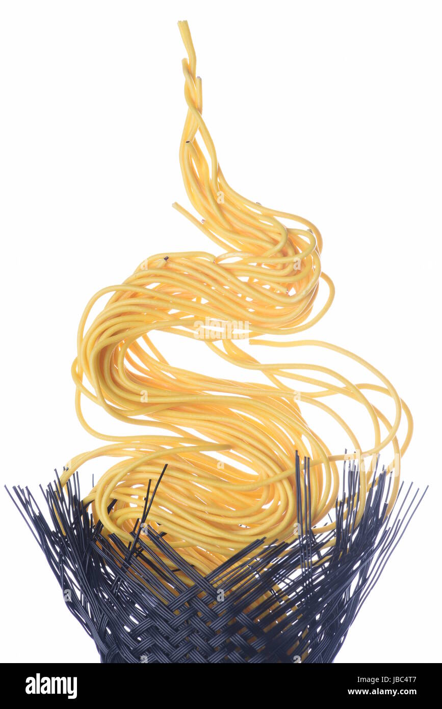 Aus der Nähe von elektrischen Leitungen auf weißem Hintergrund Stockfoto