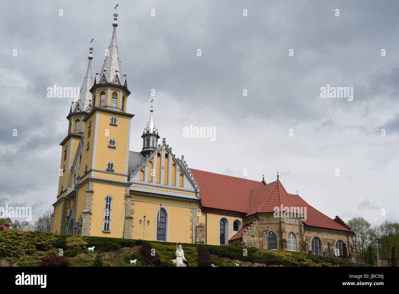 Majestätische Kirche auf dem Hügel, Trzciana, Polen Stockfoto