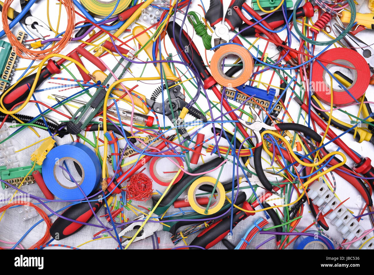 Technologie chaos Electric Tool Komponente und Kabel oben anzeigen Stockfoto