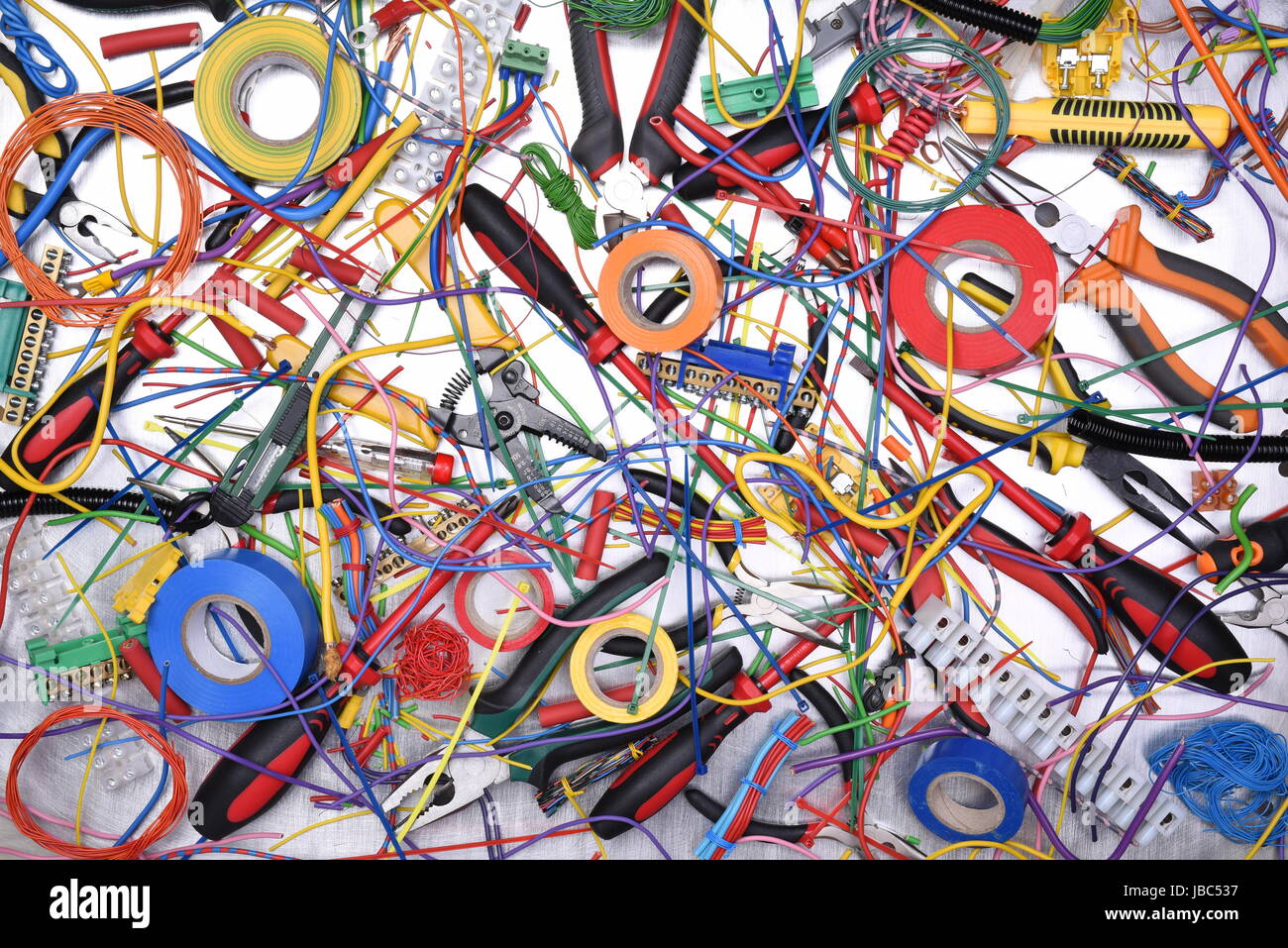 Technologie chaos Electric Tool Komponente und Kabel oben anzeigen Stockfoto