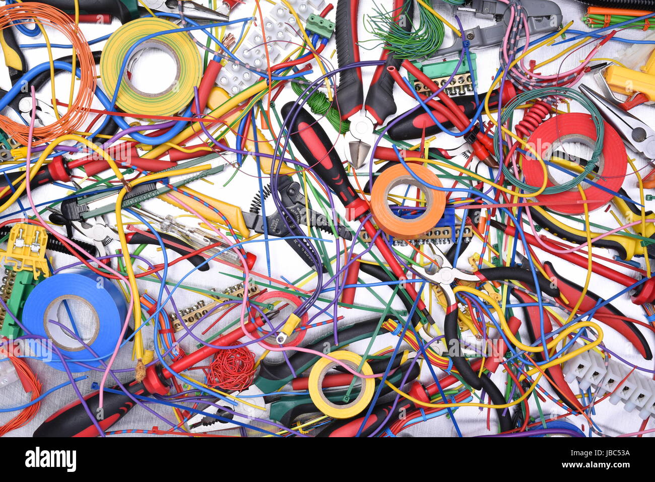 Technologie chaos Electric Tool Komponente und Kabel oben anzeigen Stockfoto