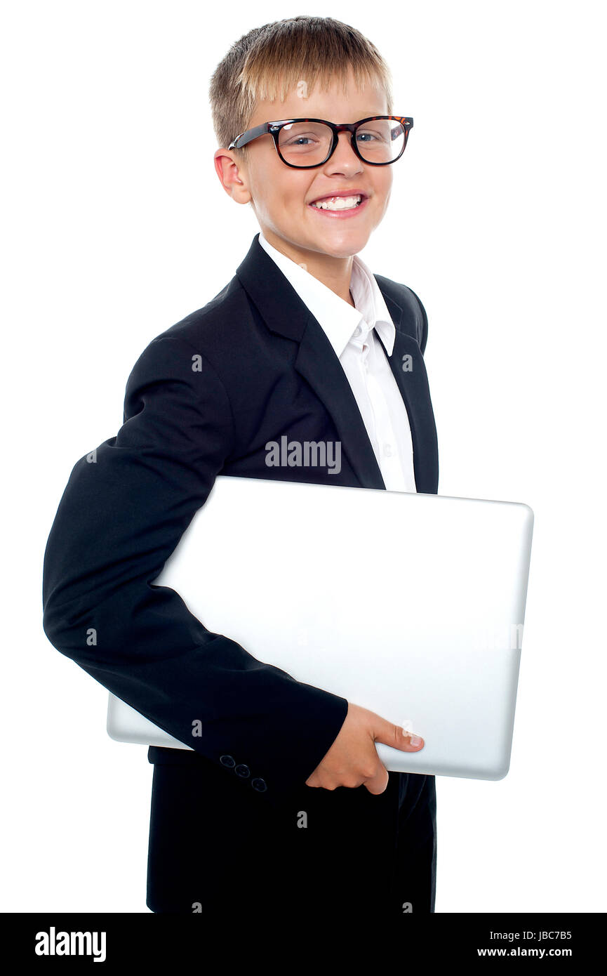 Bebrillter junge mit einem Laptop versteckt unter dem Arm auf weißen Hintergrund isoliert Stockfoto